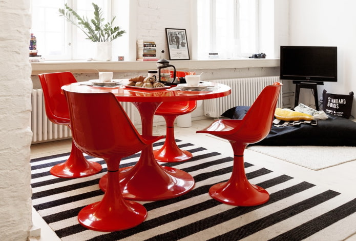 Table ronde rouge dans la cuisine-salon