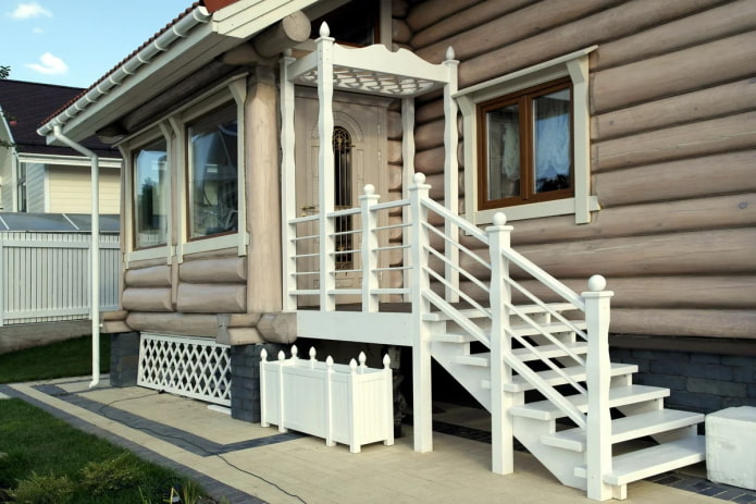 porche blanc d'une maison en bois