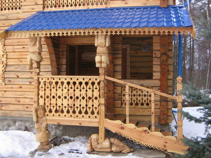porche sculpté près de la maison