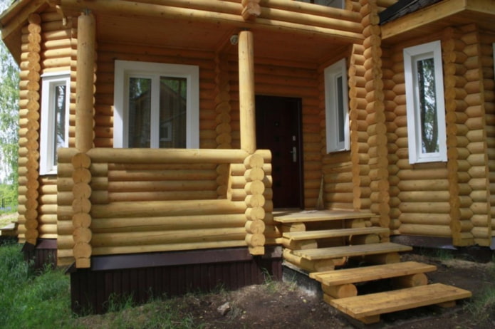 porche d'une maison en rondins