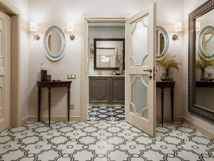 Porte de la salle de bains orientée vers l'extérieur
