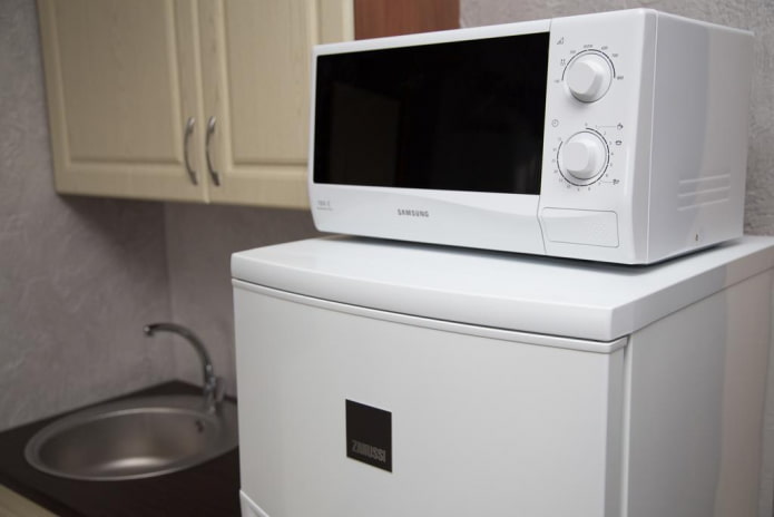 Four à micro-ondes sur le réfrigérateur
