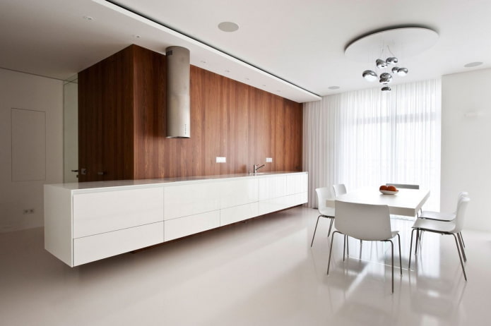 Mur en bois sur fond de cuisine blanche