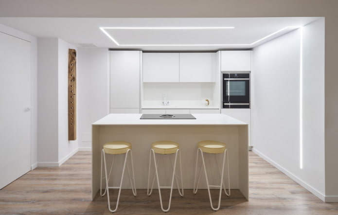 Plafond blanc avec rétroéclairage dans la cuisine