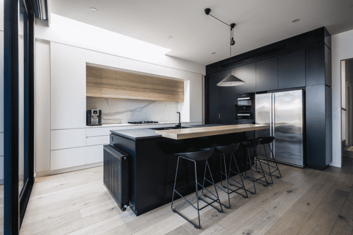 Cuisine blanche avec meubles noirs