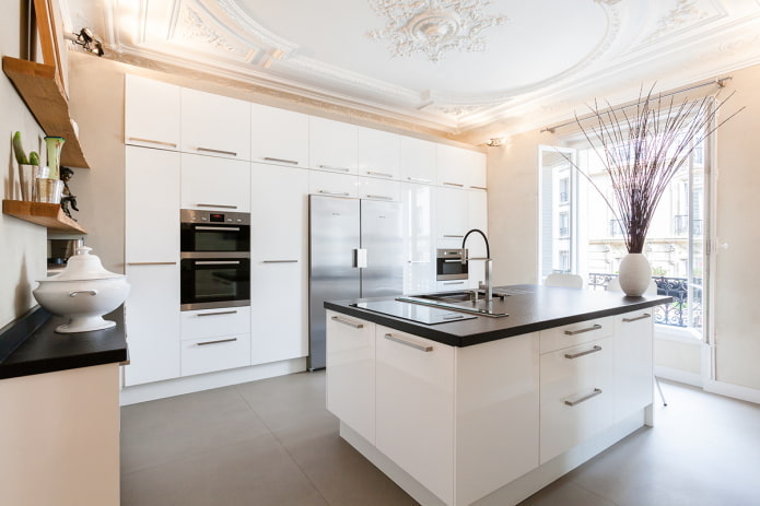 Décoration intérieure de la cuisine dans le style du modernisme