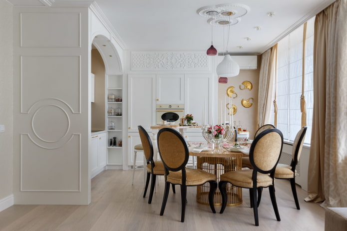 Cuisine avec arche et moulures