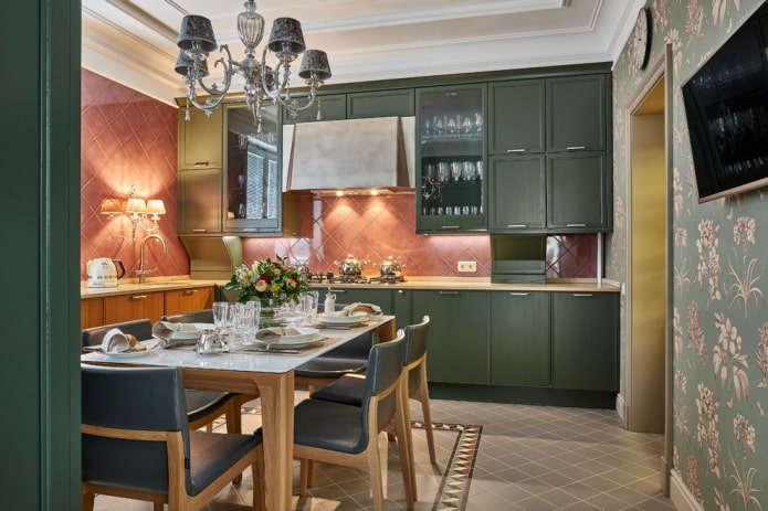 Un lustre avec abat-jour et appliques murales dans la cuisine