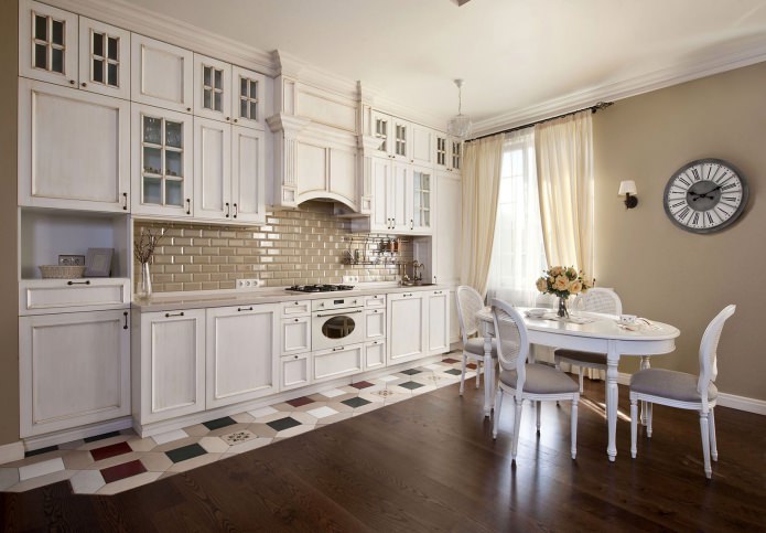 table blanche dans un intérieur de cuisine