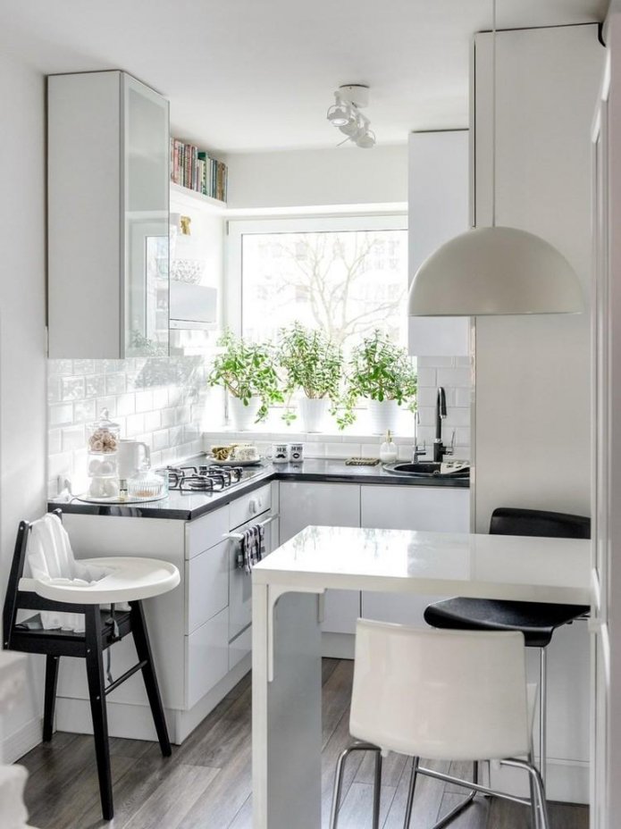 Cuisine blanche avec plan de travail noir