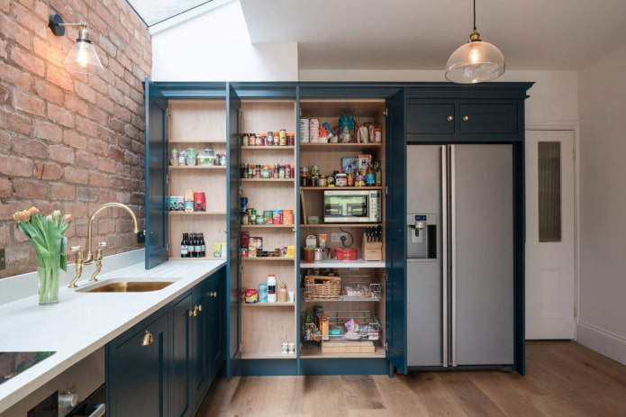 Niche du réfrigérateur dans le meuble