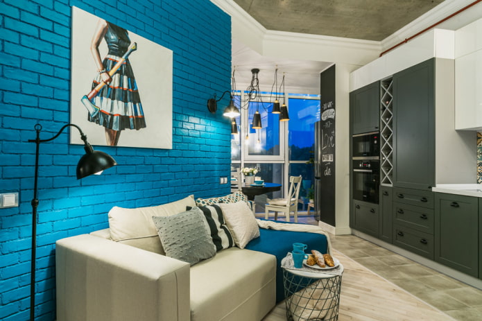 Intérieur cuisine-salon avec balcon