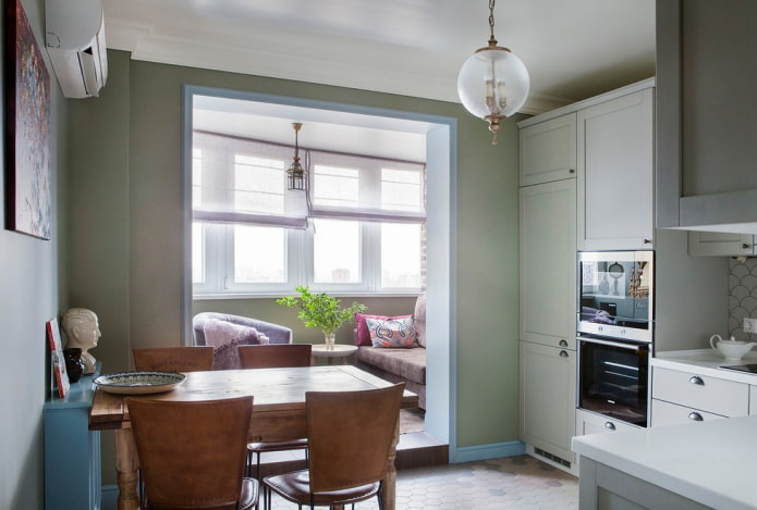 Intérieur cuisine-salon avec balcon