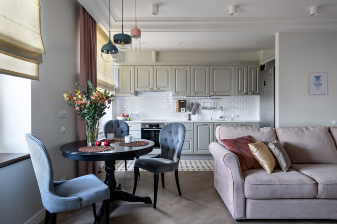 Disposition des meubles à l'intérieur de la cuisine-salon