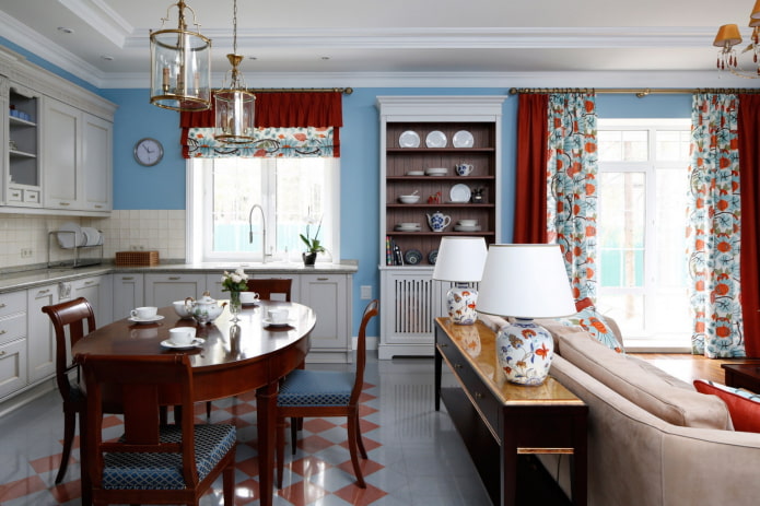 Décor et textiles à l'intérieur de la cuisine-salon de style provençal