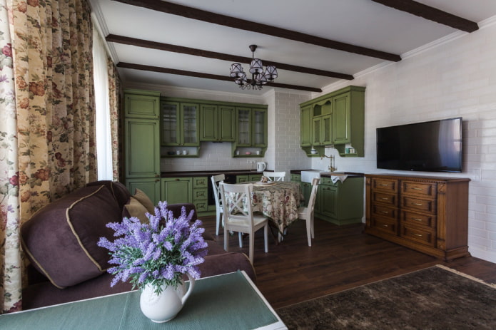 Décor et textiles à l'intérieur de la cuisine-salon de style provençal