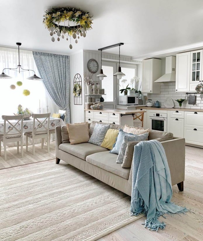 Aménagement intérieur de cuisine et de salon de style provençal