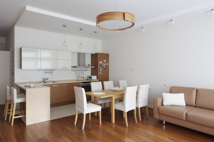 Intérieur de cuisine-salon aux tons clairs