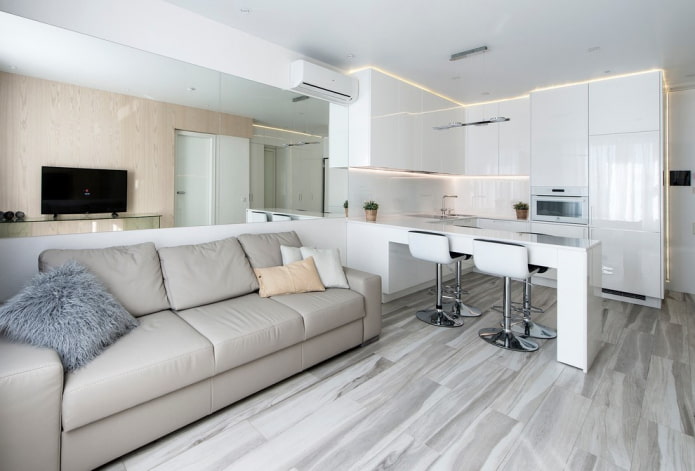 Intérieur cuisine-salon aux couleurs claires