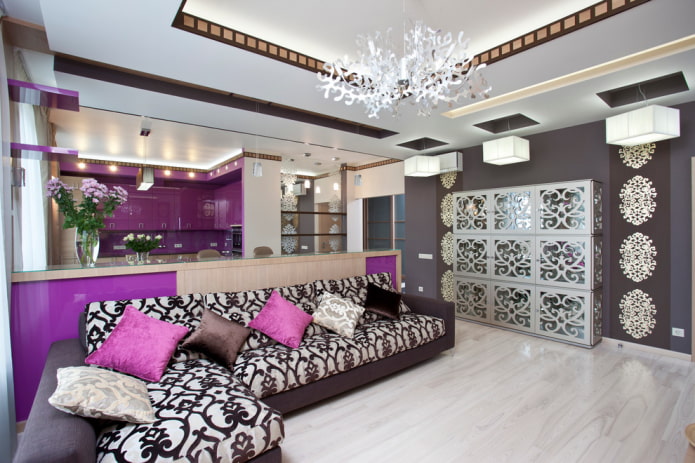 Intérieur cuisine-salon aux couleurs vives