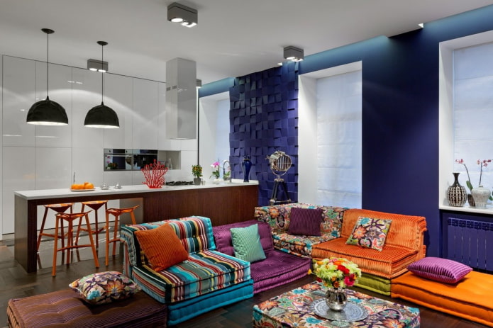 Intérieur cuisine-salon aux couleurs vives