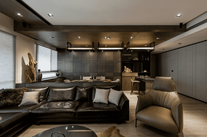 Intérieur de cuisine et de salon dans des tons sombres