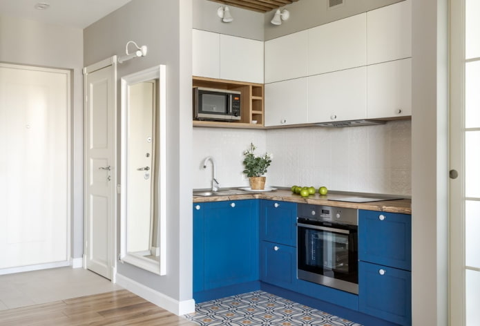 Cuisine dans une niche à l'intérieur du couloir