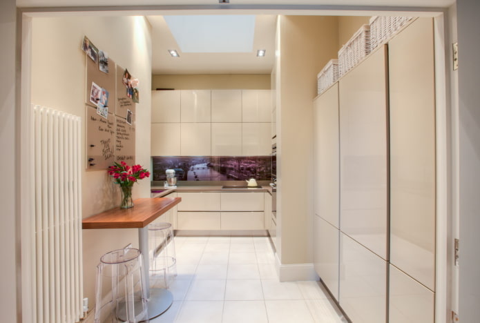 Petite cuisine dans une niche à l'intérieur