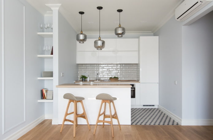 Cuisine blanche dans une niche à l'intérieur
