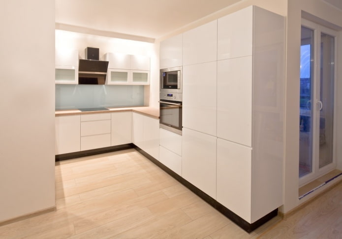Cuisine dans une niche dans un intérieur de style minimaliste