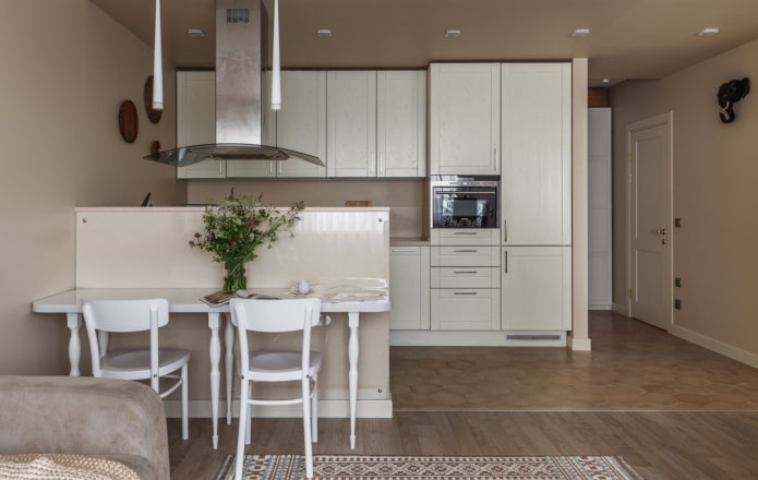 Cuisine blanche et bois dans une niche à l'intérieur
