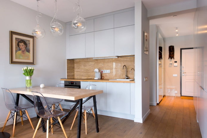 cuisine jusqu'au plafond dans une niche à l'intérieur