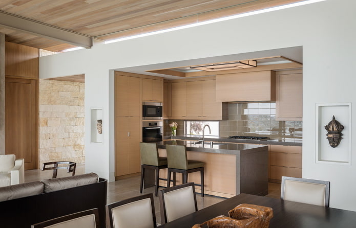Cuisine dans une niche dans un intérieur de style moderne