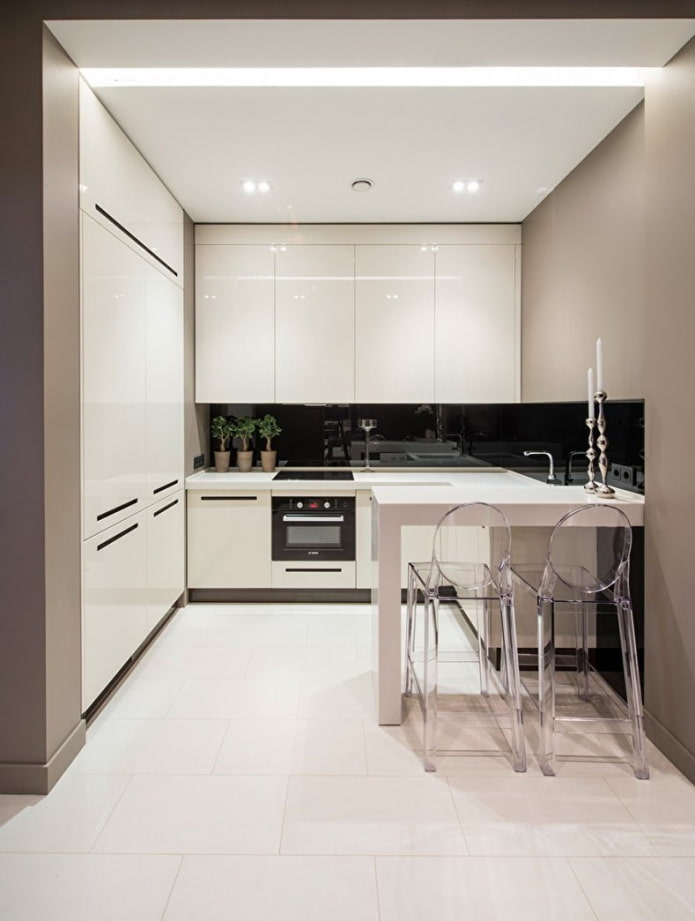 Cuisine blanche dans une niche à l'intérieur
