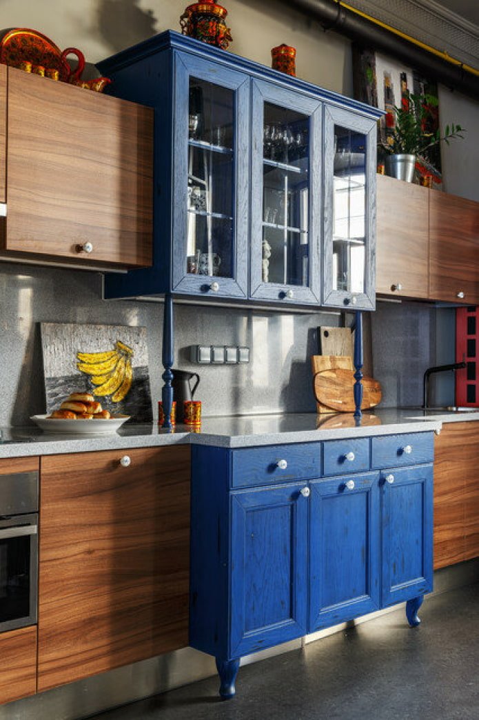 Combinaison de bois et de bleu