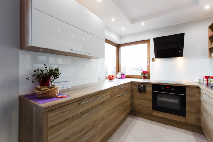 Cuisine avec façades en bois et blanches