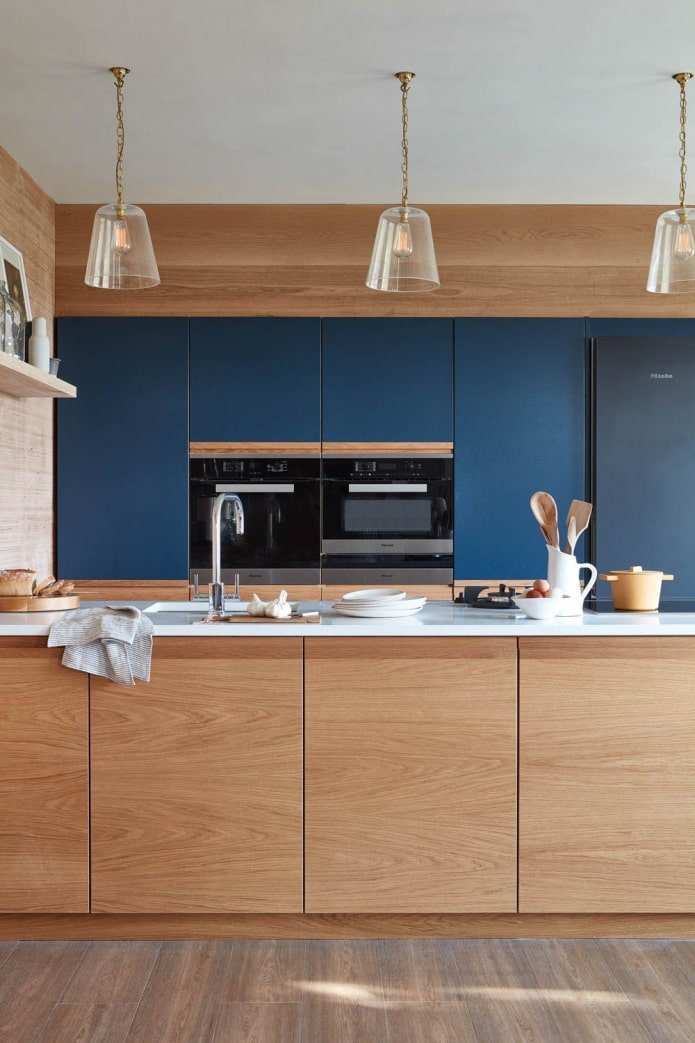 Appareils électroménagers noirs dans la cuisine
