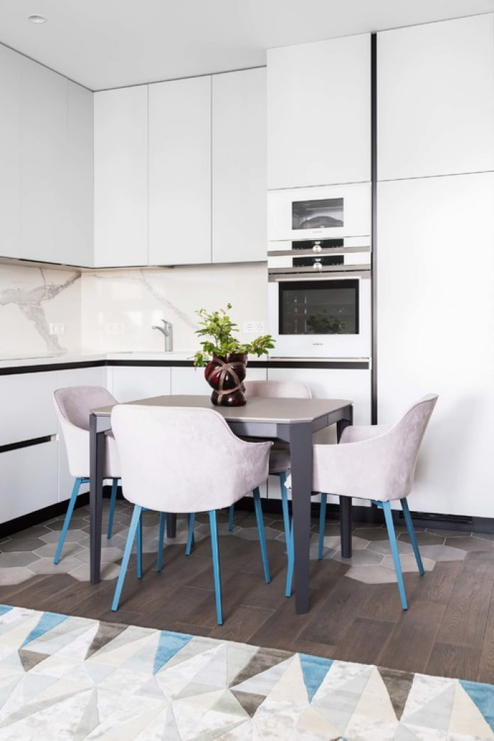 Cuisine blanche avec table