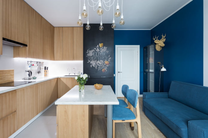 canapé bleu dans l'intérieur de la cuisine