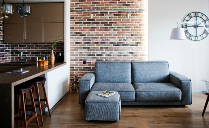 Canapé dans une cuisine de style loft