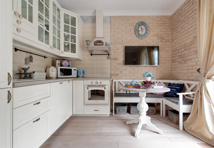 canapé dans l'intérieur de la cuisine dans le style provençal