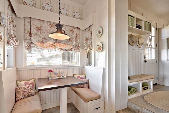 canapé dans une cuisine de style loft provence