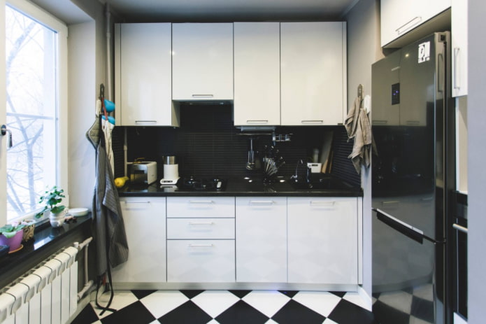 cuisinière de la couleur du plan de travail