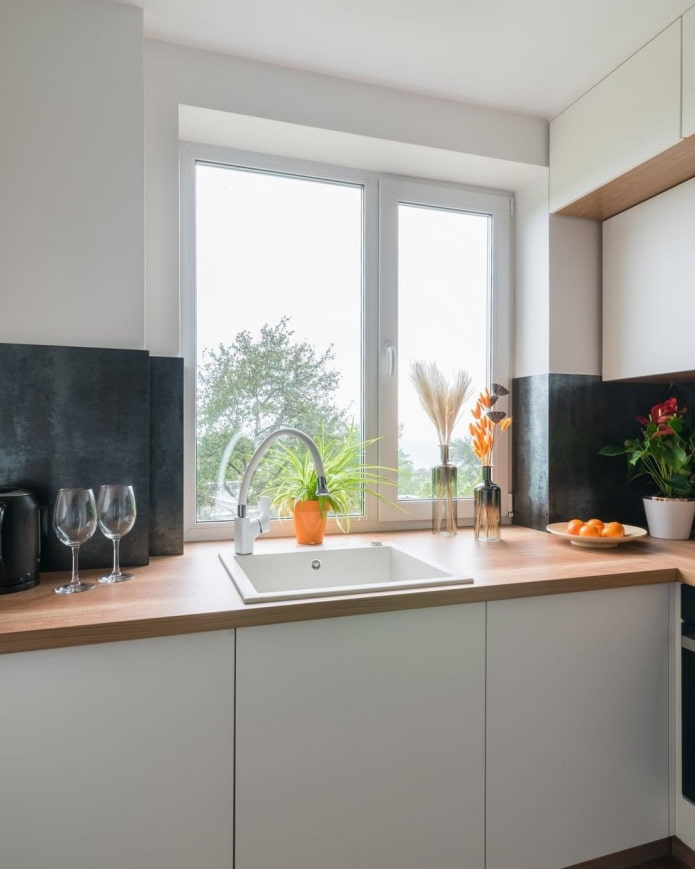 cuisine d'angle sous la fenêtre