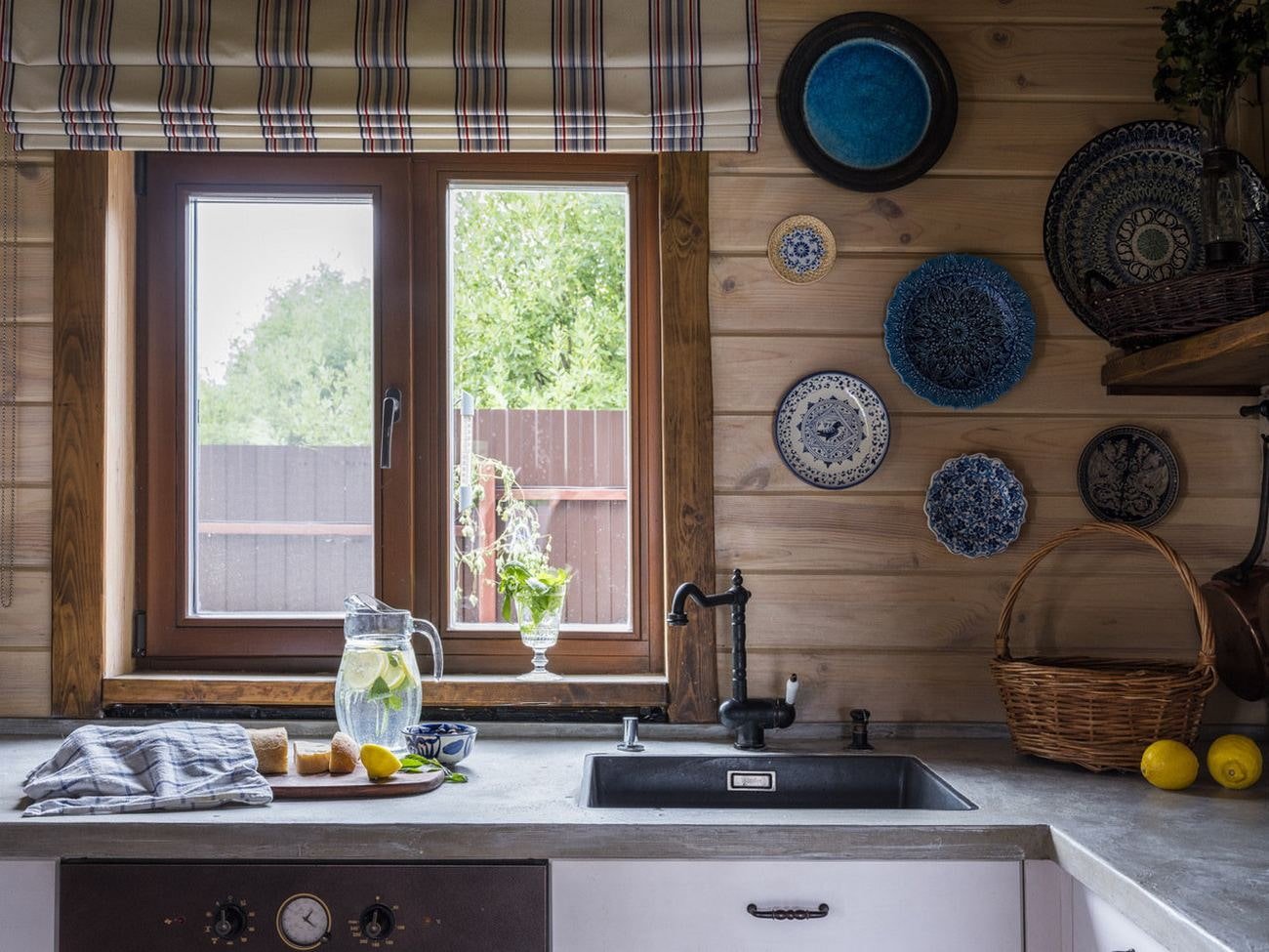 Évier près de la fenêtre dans une maison privée