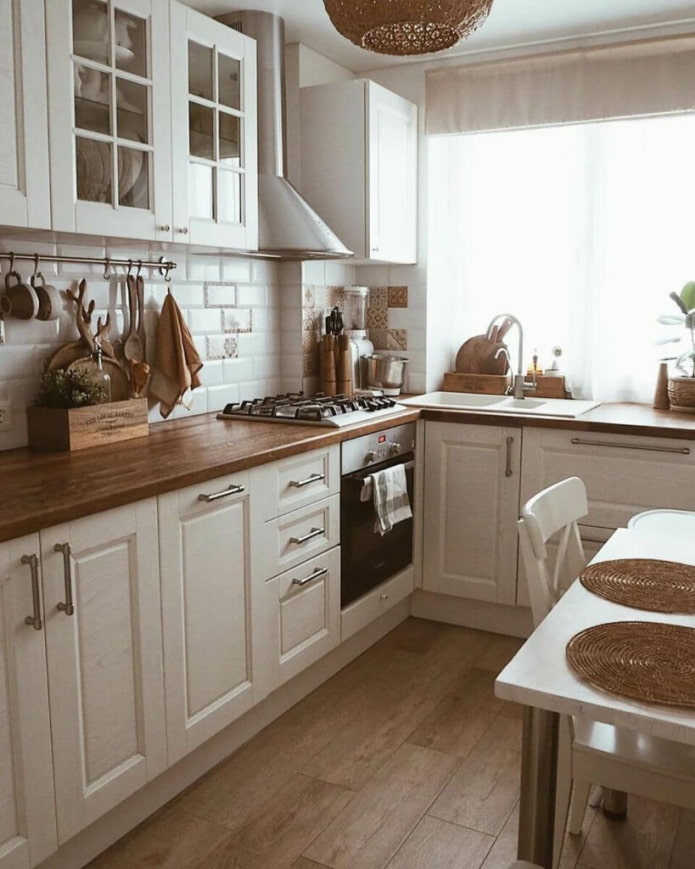 Cuisine scandinave avec un évier près de la fenêtre