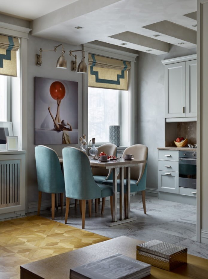 table entre les fenêtres dans la cuisine