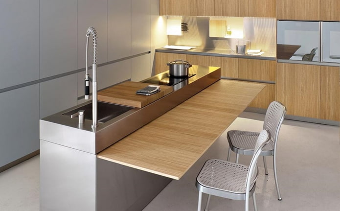 Îlot central avec table à manger dans la cuisine
