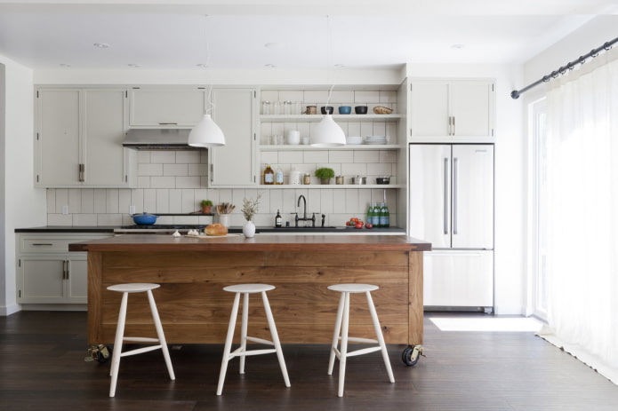 îlot sur roues dans l'intérieur de la cuisine