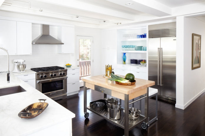 îlot sur roues dans l'intérieur de la cuisine